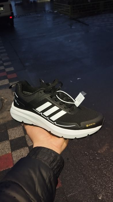 Krasofkalar bor Adidas Gore-tex va rebook