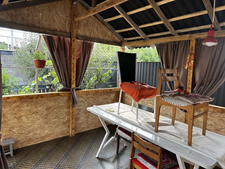 Дервянный беседка.