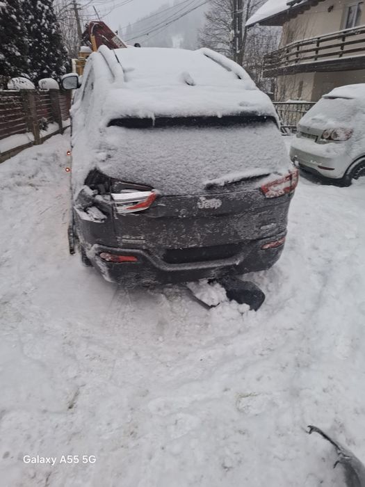 Vând mașina accidentată jeep Cherooke