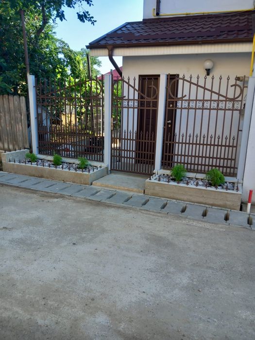 Cladire cu spatiu comercial + ap 2 camere la etaj