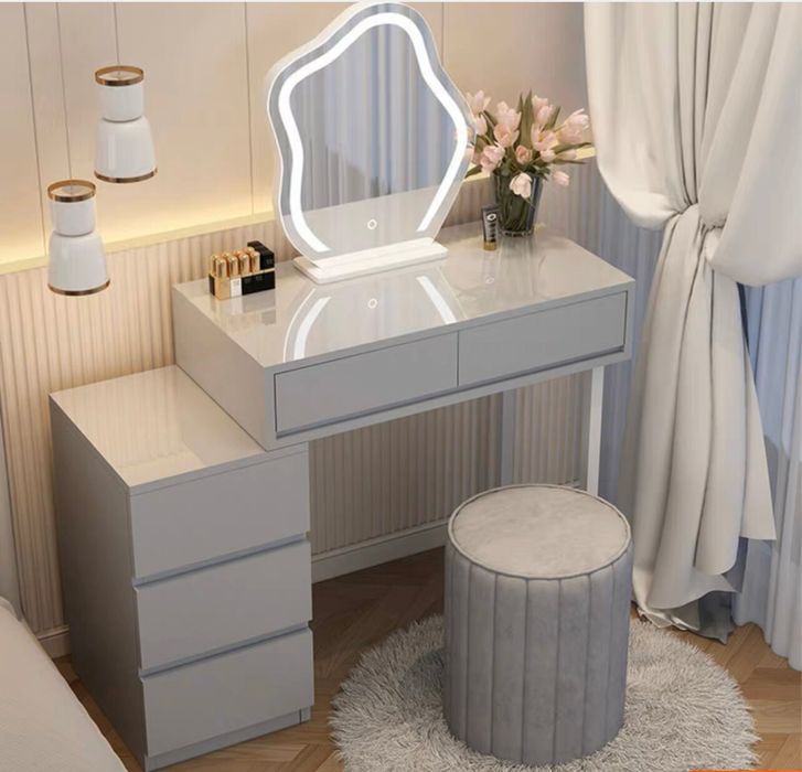 Столик туалетный новый