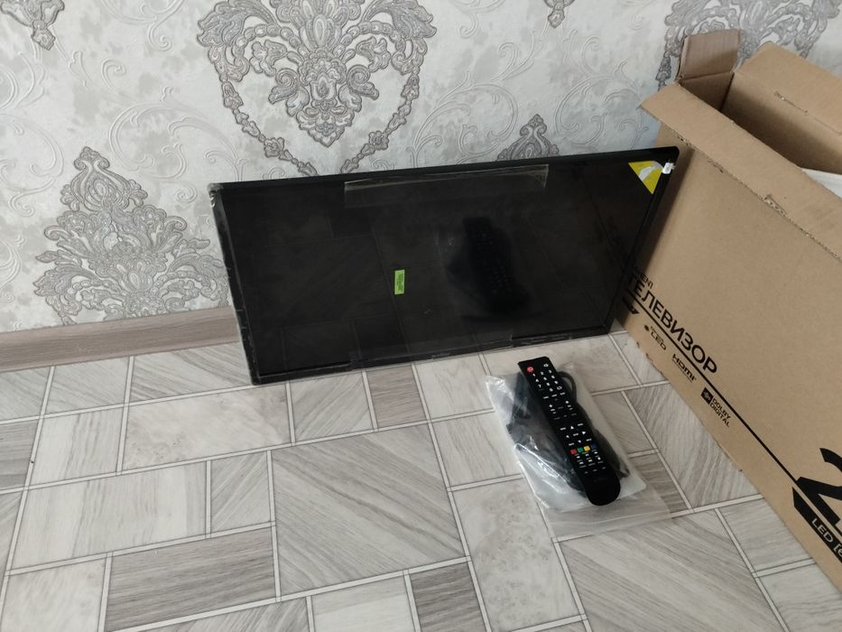 телевизор LED 60 см / тонкий / черный / новый