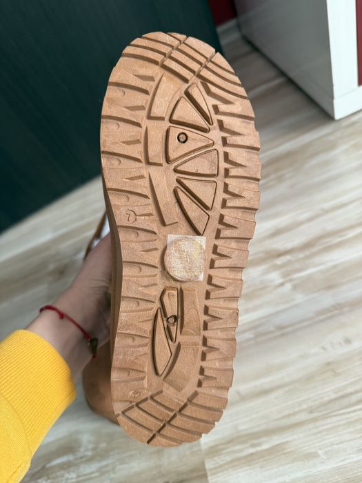 Ghete noi cu eticheta