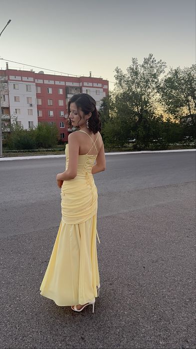 Желтое платье с лямками