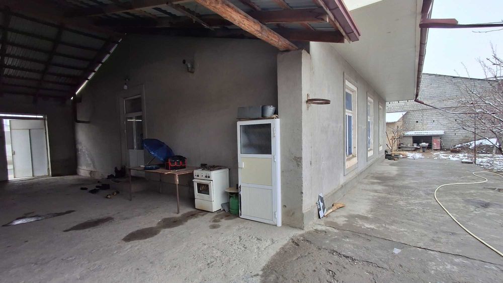 Motrid qorasuv hovli sotiladi 12 sotiq zudlik bilan