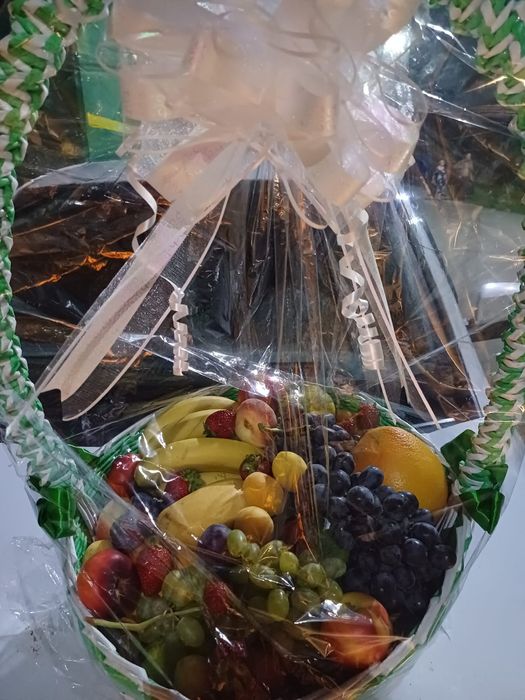 Фруктовые корзины и сладкие.