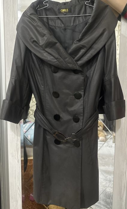 Продается красивый плащ черного цвета