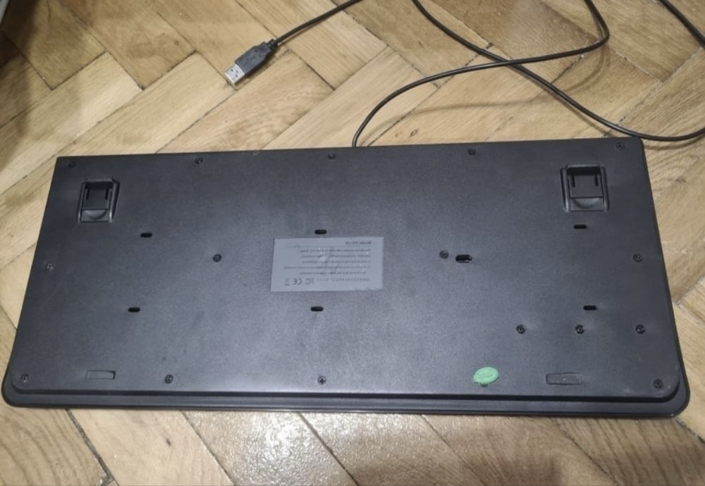 Vand monitoare si tastatura