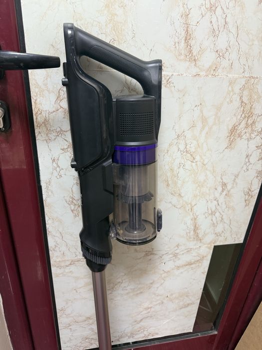 Вертикална прахосмукачка Hoover HF1