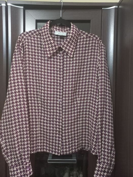 Camasa care nu necesita calcare, cu motiv geometric, culori plăcute.