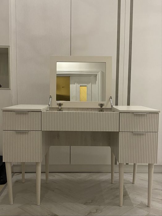 Туалетный столик с зеркалом