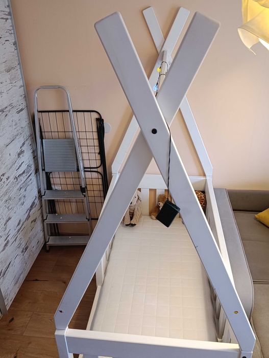 Детско легло тип "Монтесори" по поръчка бял дъб