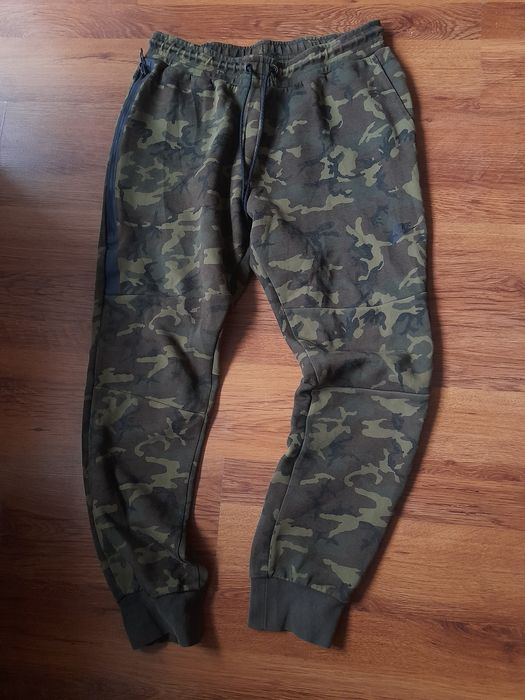 Nike tech мъжко долнище L размер.
