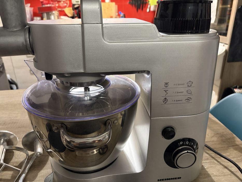 Vand mixer planetar Heinner 1500XMC cu extra accesorii