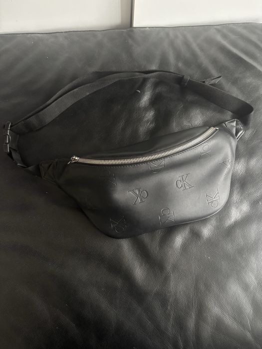 Чантичка бананка calvin klein