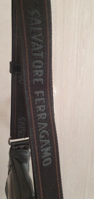 Сумка мужская  италия  есть дефект внутри чехол с дырочкой 1см. сшили.