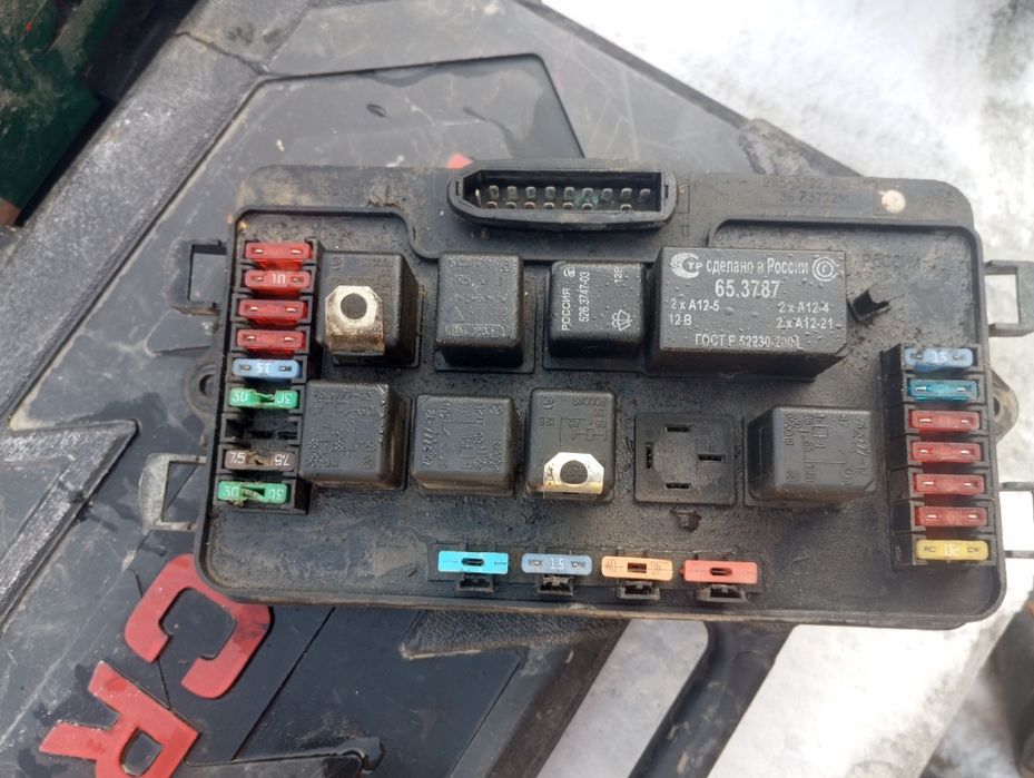Продам блок предохранителей ваз  2199