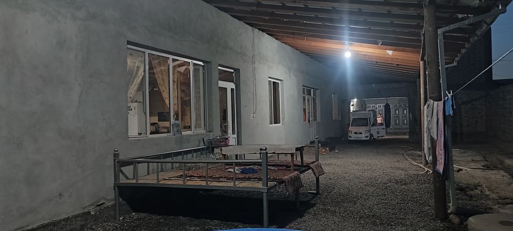 Уй сотилади гишдан курилган