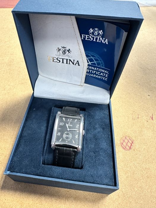 Мъжки часовник Festina с кутия и документи