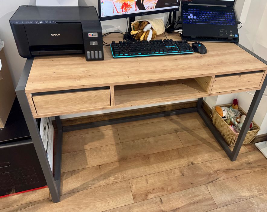 Офис бюро с дървесен мотив