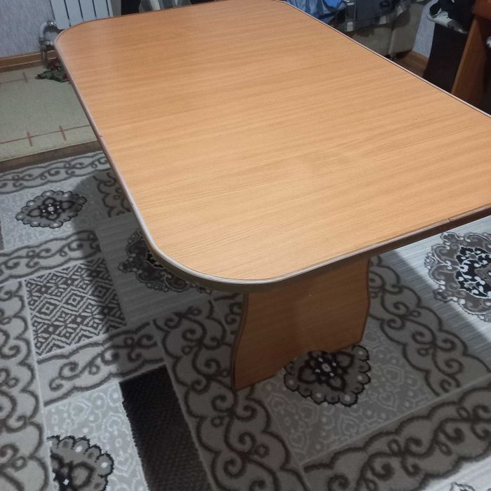 Продам стол средий размер
