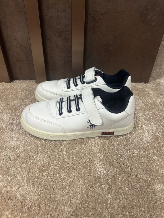 Бели спортни обувки