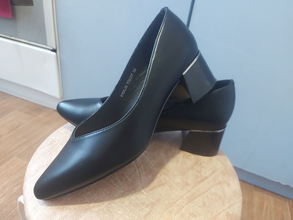 Продам женские туфли 39 рр