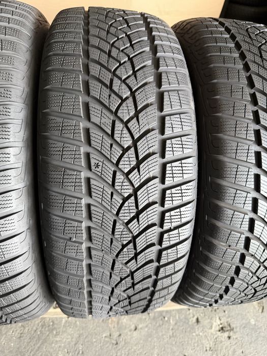 4 anvelope iarna 225/50/18 Goodyear Runflat ca noi!