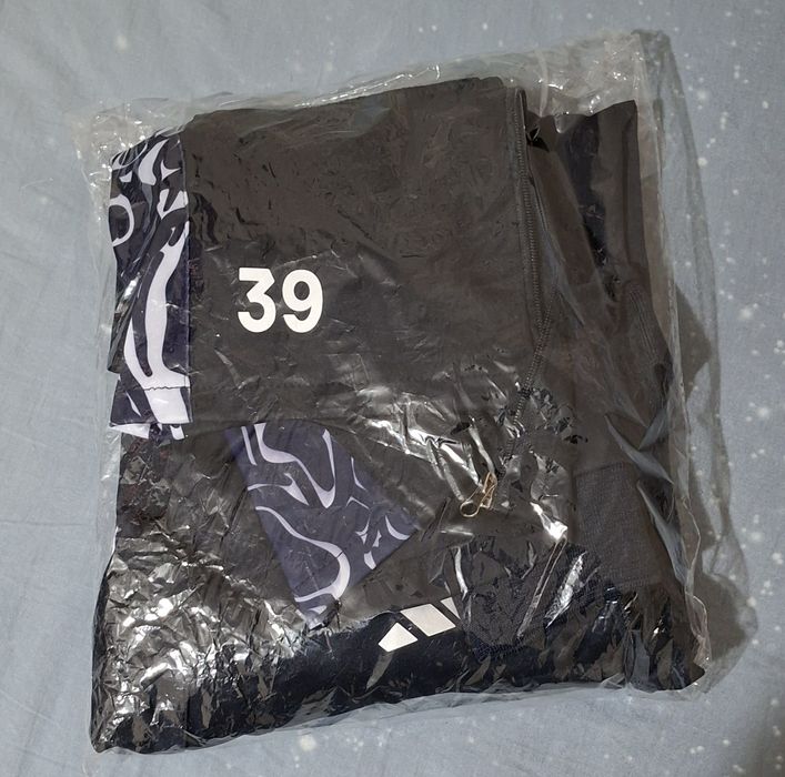 BOSM futbol formasi sotiladi

Oʻlchami: 46

Raqami: 39