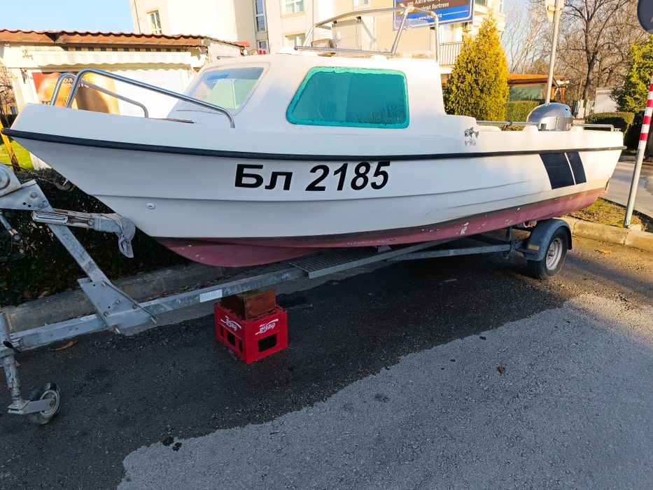 Лодка с извънбордов двигател