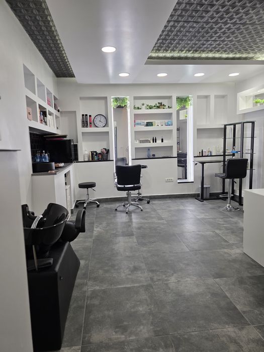 Inchiriez posturi in salon de infrumusetare