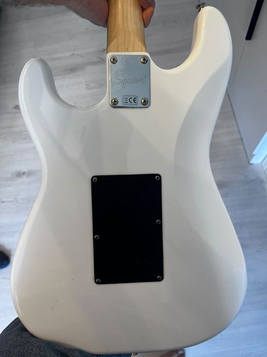 Продам электро гитару Fender Squier