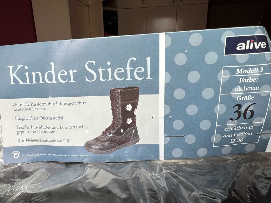 Нови детски ботуши от изкуствена кожа с текстилна подплата. Размер 36.