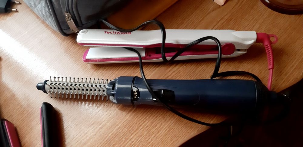 Uscator de par( perie) și placă de păr.