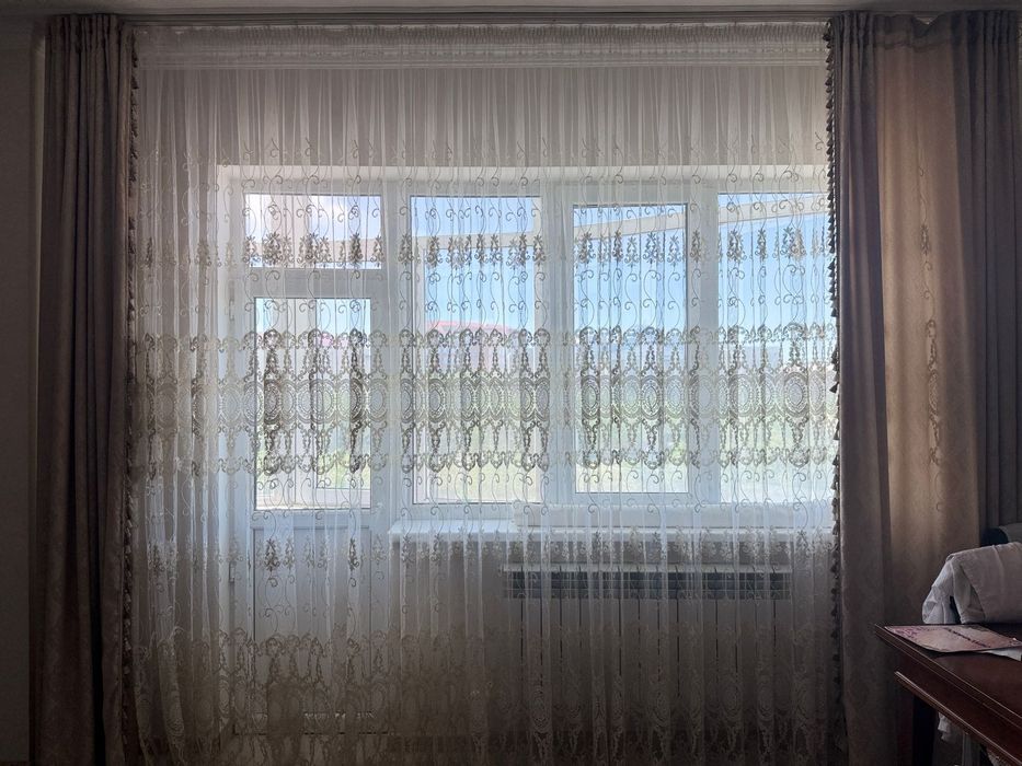 Тюль белого цвета с рисунками золотистого цвета