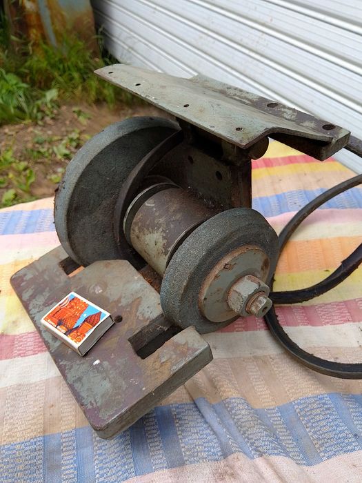 Шмиргел за заточване на стругарски ножове