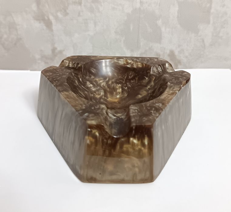 Пепелник от Бакелит, Каталин, Лава поток