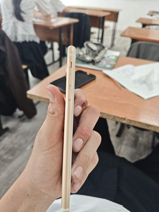 продам iPhone 7+