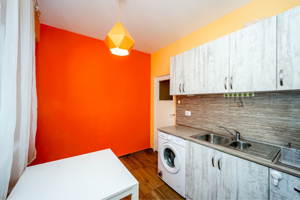 Готова кухня със свободно стоящи уреди