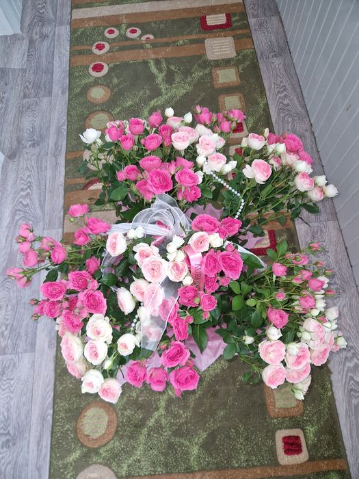 Кустовые розы в корзине