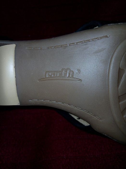 Из США ,женские босоножки в чёрном цвете , от бренда "Earth "