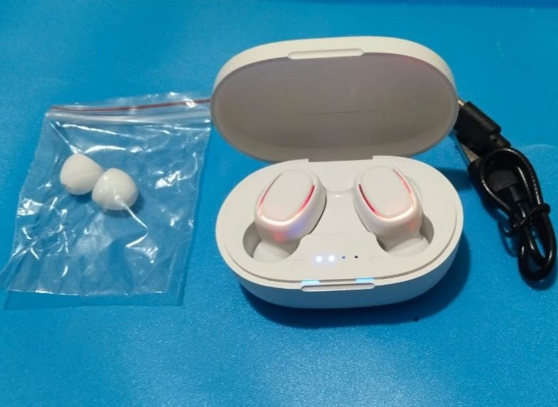 Продаю  наушники , рюкзаки .