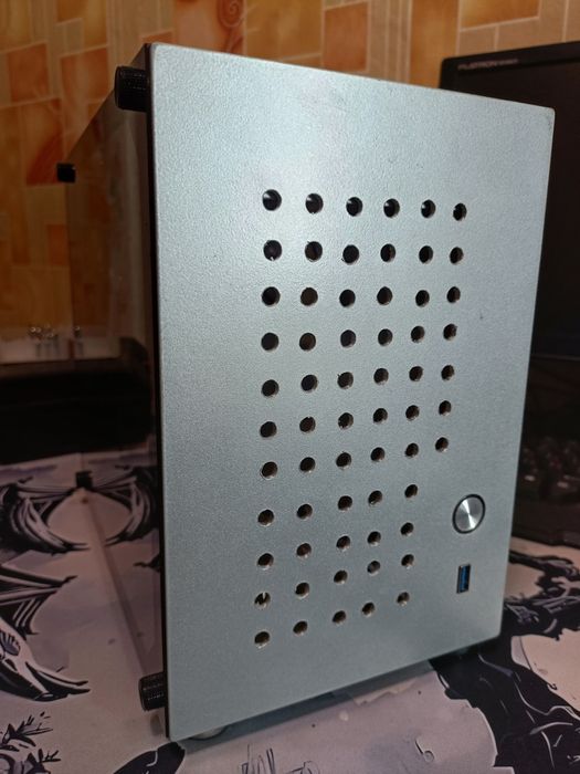 Mini-ITX корпус с закалённым стеклом
