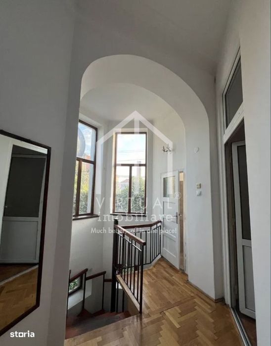 Casa formata din 2 apartamente, 2 garaje,  3 bai - zona Trei Stejari