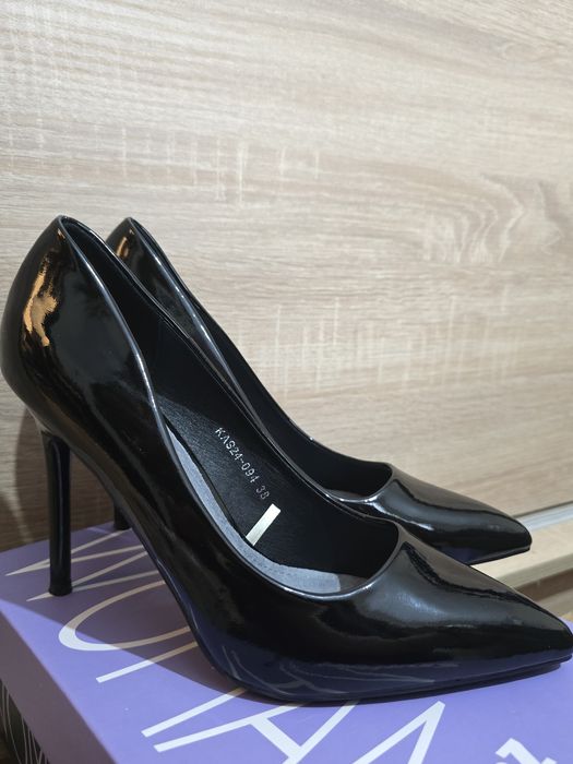 Елегантни лачени обувки