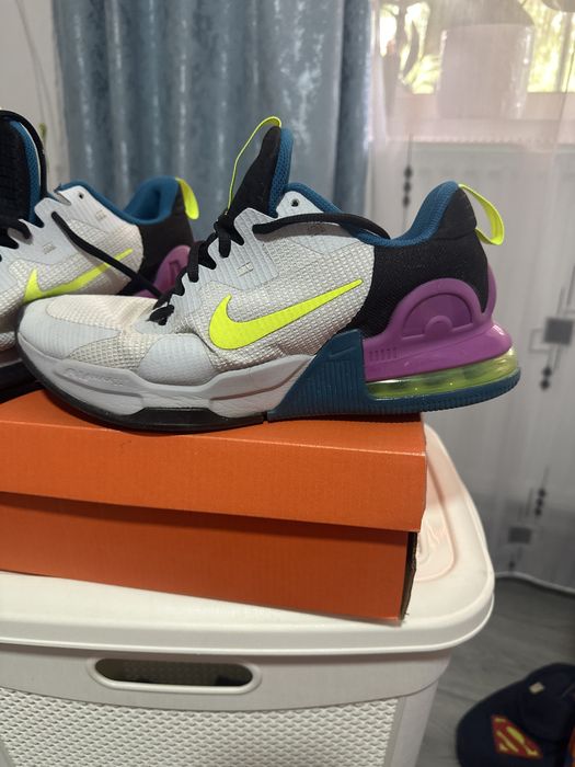 Vand adidasi nike noi