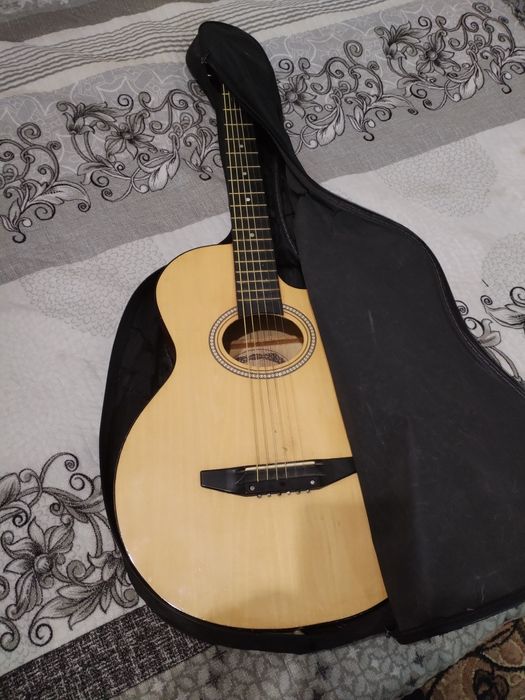 Продам гитару состояние хорошее