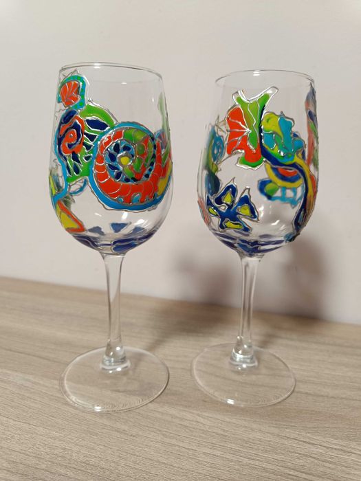 Ръчно рисувани чаши за вино