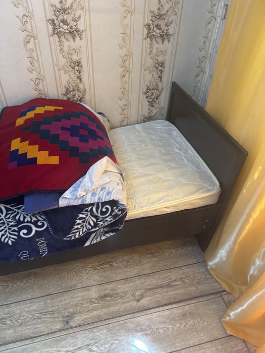 Кровати 2 штуки. Диван 4 метра