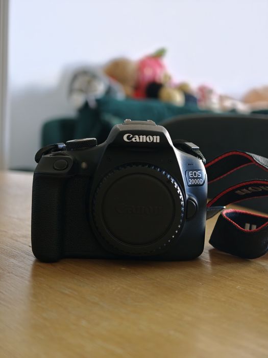 Canon EOS 2000D + 18-55mm + 50mm f/1.8, 3 baterii și trepied